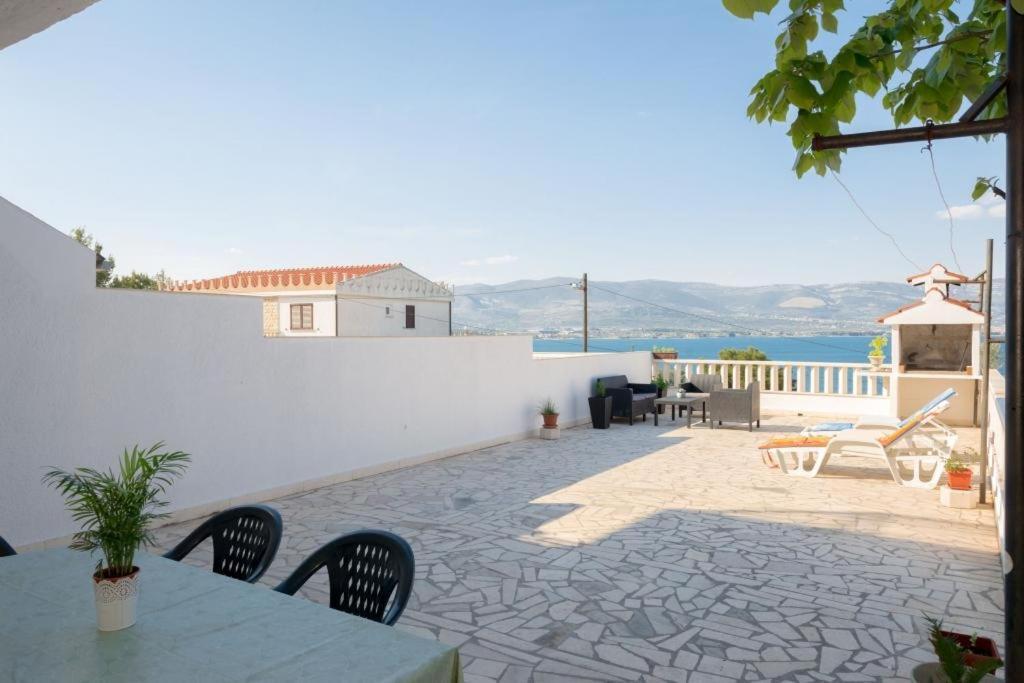 Ferienwohnung In Arbanija Mit Meerblick, Balkon, Klimaanlage, W-Lan 5137-1 Трогир Экстерьер фото